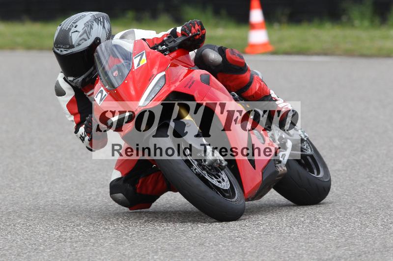 /Archiv-2025/10 23.04.2025 Cornu Master School ADR/rot-rouge/27